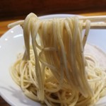 煮干中華ソバ イチカワ - 低加水にプラス湯で時間も短めを想定させる麺線