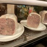 ヒガシナカノ151 - カウンターの上の冷蔵ケースには、手作りのテリーヌ達が♪