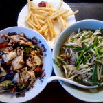 中国料理の鉄人 - 【ランチ】ラーメンセット（台湾ラーメン、回鍋肉丼、フライドポテト）…700円