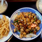 中国料理の鉄人 - 週替りランチ（鶏肉とカシューナッツ炒め、ライス、スープ、フライドポテト、漬物、杏仁豆腐）…580円