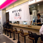 神戸牛ラーメン 吉祥吉 - のれんには、「神戸牛骨らーめん」とあります。