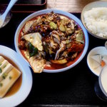 中国料理の鉄人 - 週替りランチ（回鍋肉、ライス、スープ、中華風冷奴、漬物、杏仁豆腐）…580円