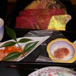 Oogiya - 真ん中上の赤いのは牛肉のしゃぶしゃぶ用の具材です。