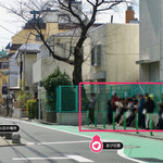 迂直 - 図解！　ならびかた　左奥が荻窪駅の方向、右手前の小学校跡地に窪んだスペースがあり、ここに並ぶ。お店から30-40mくらい離れていて死角になっており、わかりづらい