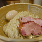 迂直 - 麺線も整い昆布水に浸される美麺♥　何か香ばしさ、しっかりコシがある　モチモチとした歯応えで喉越しもいい♪　昆布水の風味で汁なしでもイケそう！