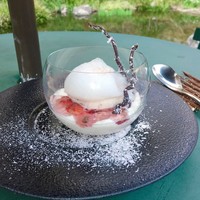 古我邸 - レストランデザート 苺のフロマンッジェ