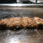 Okonomiyaki Sakura - 牛すじねぎ焼き（醤油）断面アップ