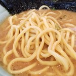 横浜らーめん松本家 - 丸山の麺はしっかり硬め。