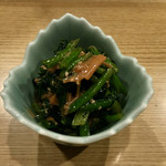 居酒屋勢人 - お通し:ほうれん草となめ茸の和え物