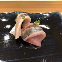 鮨 北條 - 鯵（手前：酢水洗い、奥：酢締め）