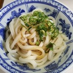 三嶋製麺所 - 卓上の醤油をまわしかけて♪卓上には生卵もありました。