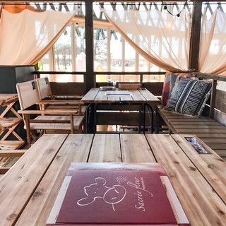 店内はキャンピングブランド「ホールアース」とのコラボ！