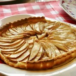 グリーントゥモロー - アップルパイ＠パイに薄くしかれたカスタードと薄切り林檎が焼きこまれています