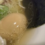 翔鶴 - 煮玉子です。ピンク色の「煮玉子無料券」でいただきます。