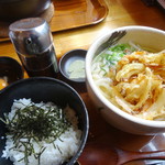 讃岐うどん ななつや - かけうどん on the かきあげ＆たまごかけごはん