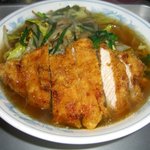 あいくら - ラーメンの上に野菜炒めと豚カツが乗った特製スタミナラーメン　950円