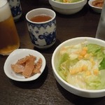 ロン ファン - ランチの「海老のチリソース煮定食」に付く小菜2品・中国茶（黄金桂）・＋200でランチビール