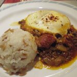 アセナ - クイマルユムルタ（牛ひき肉の煮込み卵乗せ）