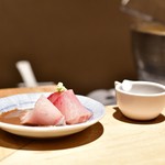 日本橋海鮮丼 つじ半 - 【ぜいたく丼 松@税込1,980円】鰤 ゴマだれ：登場時