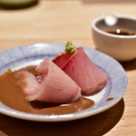 日本橋海鮮丼 つじ半 - 【ぜいたく丼 松@税込1,980円】鰤 ゴマだれ：別角度にて。