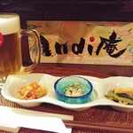 インディ庵 - カウンター席で生ビール＆お通し