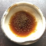 徳山鮓 - 黒い醤油に浮かぶ金色の玉子のコントラストが素晴らしく美味い。