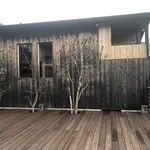 徳山鮓 - 広いウッドデッキに焼杉の壁板が落ち着きをもたらす。