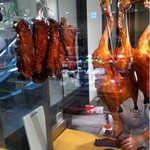 筑紫樓 銀座三越店 - 向かって左が吊るし焼き豚、
                                向かって右が北京ダック。
                                