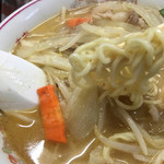 四條食堂 - モヤシの中に元気のないのが混ざってます…匂いが独特な感じになってます…不揃いな豚バラが沢山入ってます。メンマ無し。