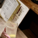 餃子とスパークリング バブルス - レモンサワーで乾杯〜♪