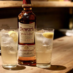 餃子とスパークリング バブルス - デュワーズハイボール