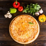 ★4-cheese pizza with gorgonzola and red cheddar