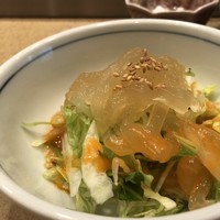 鉄板焼 さざんか - さざんかサラダ・・お野菜だけでなく「冷製クラゲ」も盛られています。少し甘めのドレッシングがいい味わい。