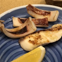 鉄板焼 さざんか - 魚介2種（烏賊と鯛）・・レモンとお塩で頂きます。