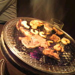 福山駅前酒場　情熱ホルモン - 肉を焼いています(2011.11.17)