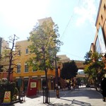 PIZZA SALVATORE CUOMO ＆ GRILL - 右の建物がお店