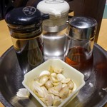 東門餃子館 - 卓上調味料