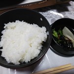 鳥市 - 〆の雑炊用の米と漬け物