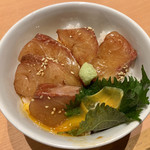 魚民 - ご飯の上にゴマカンパチのせました笑