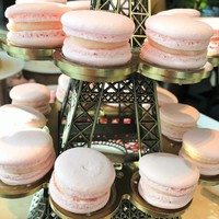 フレンチ キッチン - 厚い桜色のマカロンが載っています