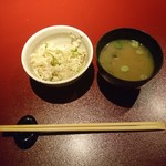 鉄板焼 天 - しらすがいっぱいのご飯と蜆のお味噌汁