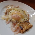 Cucina Italiana e Gastronomia CICCIO - ホワイトアスパラガスのグリルと目玉焼き パンチェッタとパルミジャーノチーズ添え