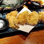 梅月 - 天然穴子の天ぷら！サクサクの中ふわっふわの食感。お塩をひとつまみかけて口いっぱいに旨味が広がります