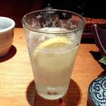 梅月 - 今まで飲んだレモンサワーで３本の指に入る“神味”！これは旨い。出来ればもっと大きなグラスでゴクゴク飲みたいです。中身はキンミヤかな？クセがない爽やかな一杯は￥450です。