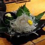 梅月 - 今しか食べられませんよとすすめられた白魚のお造り。コリコリの食感と口いっぱいに広がる甘み！顎間接あたりが喜ぶ感じ。酒が合わないハズがない(笑)