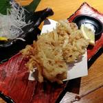 梅月 - お造りに気をよくし一緒に頼んだ天ぷら。同じ白魚とは思えない別物！サクサクの衣を纏ったプリプリホクホクの白魚さんが沢山。これには生レモンサワーを合わせました。