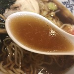 Izakaya Teduka - 醤油ラーメンのスープ