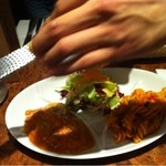 チーズをかけて頂いている写真