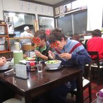 E・Y竹末 - 店内はカウンター席６席とテーブル席１０席、奥が厨房