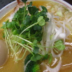 E・Y竹末 - ”味玉二代目中華そば”は、叉焼２枚、メンマ、葱、玉葱、カイワレ、ブロッコリーとトッピングが多彩